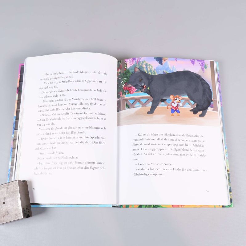 Uppslag med illustration och text ur Musse & Helium bok, mus bredvid svart katt