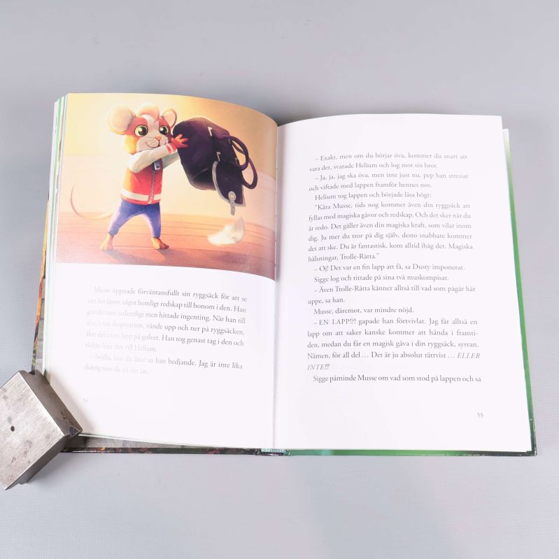 Uppslag i Musse & Helium bok med illustration på mus som öppnar ryggsäck
