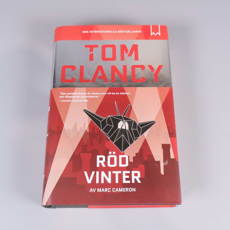 Framsida på boken Röd vinter med Tom Clancy i stora bokstäver