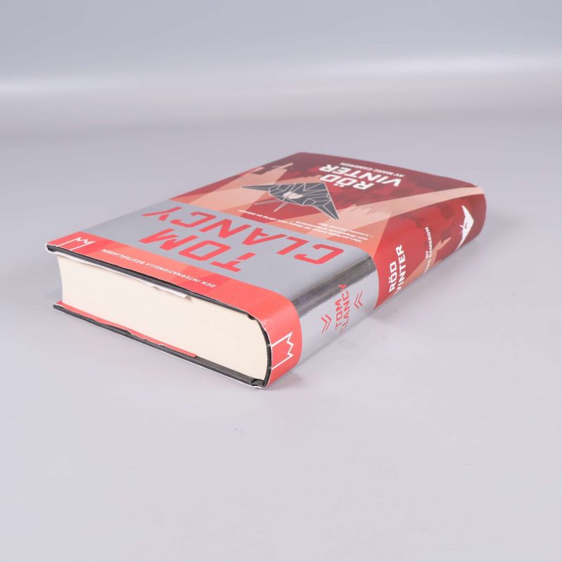 Undersida av boken Röd vinter med synliga sidor och omslag