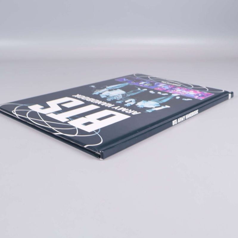 BTS Army Handbook liggande snett, framsidan synlig