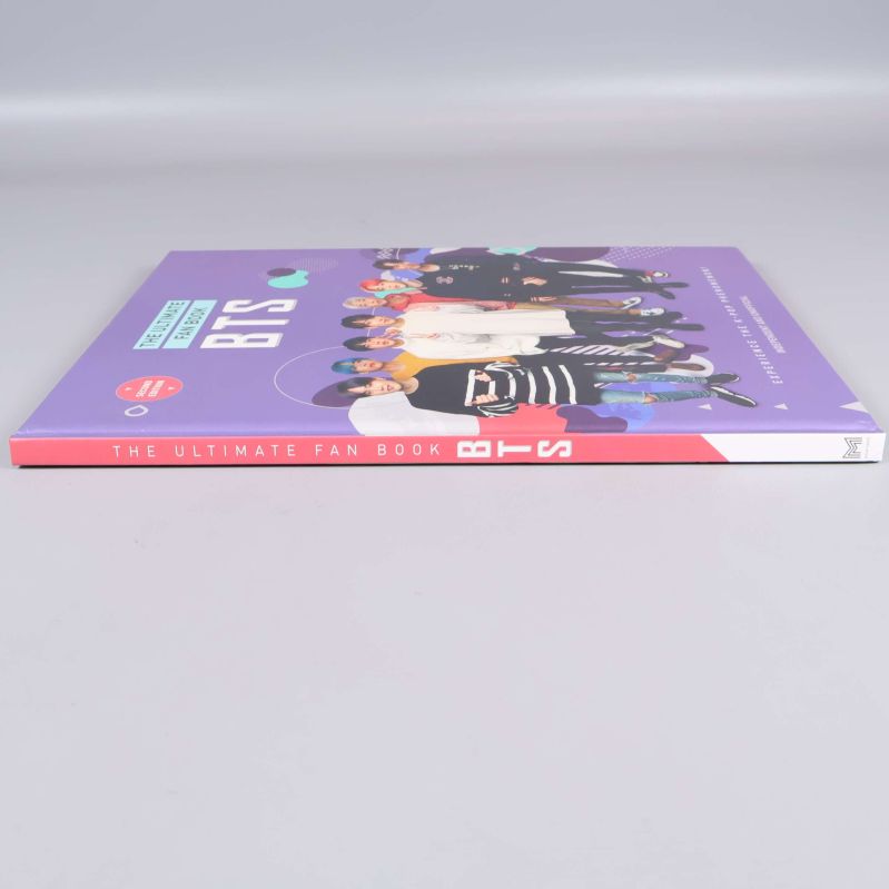 BTS The Ultimate Fan Book liggande med ryggen fram där titeltexten syns tydligt