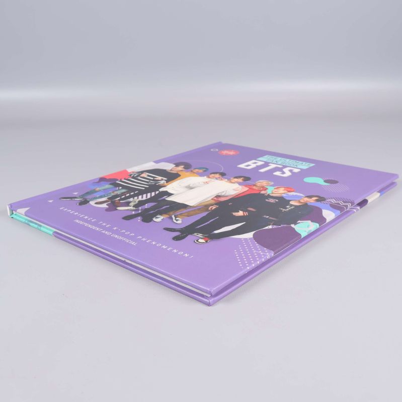 BTS The Ultimate Fan Book från vinkel som visar omslagets lila färg och grafiska detaljer