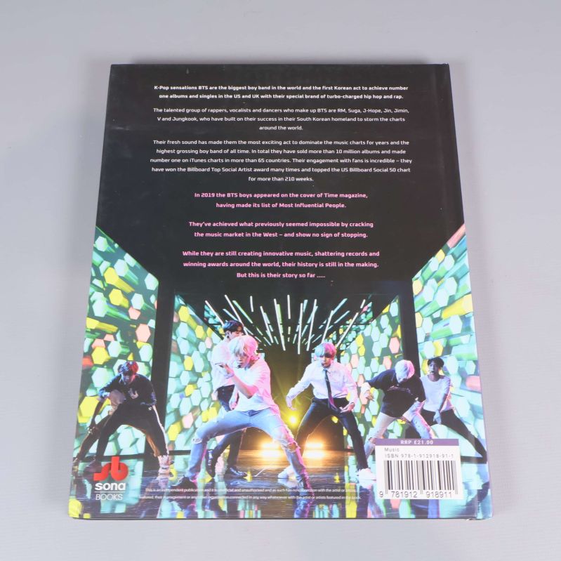 Baksidan av BTS Dynamite med gruppen uppträdande, text och ISBN-nummer