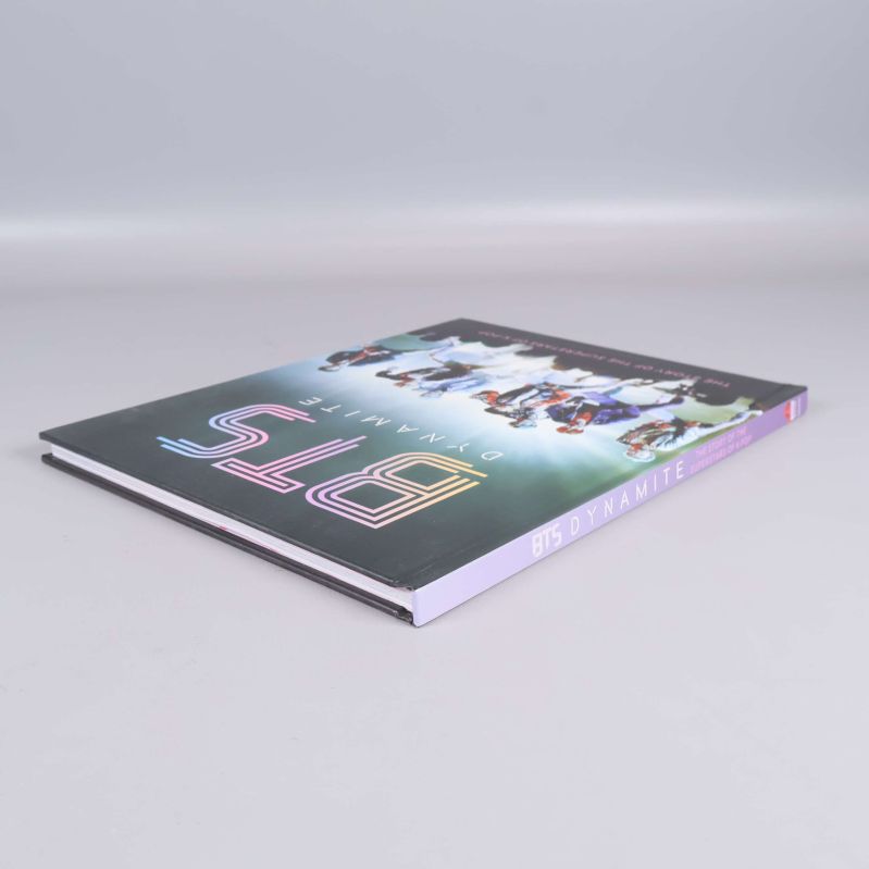 Boken BTS Dynamite liggande med synlig framsida och rygg