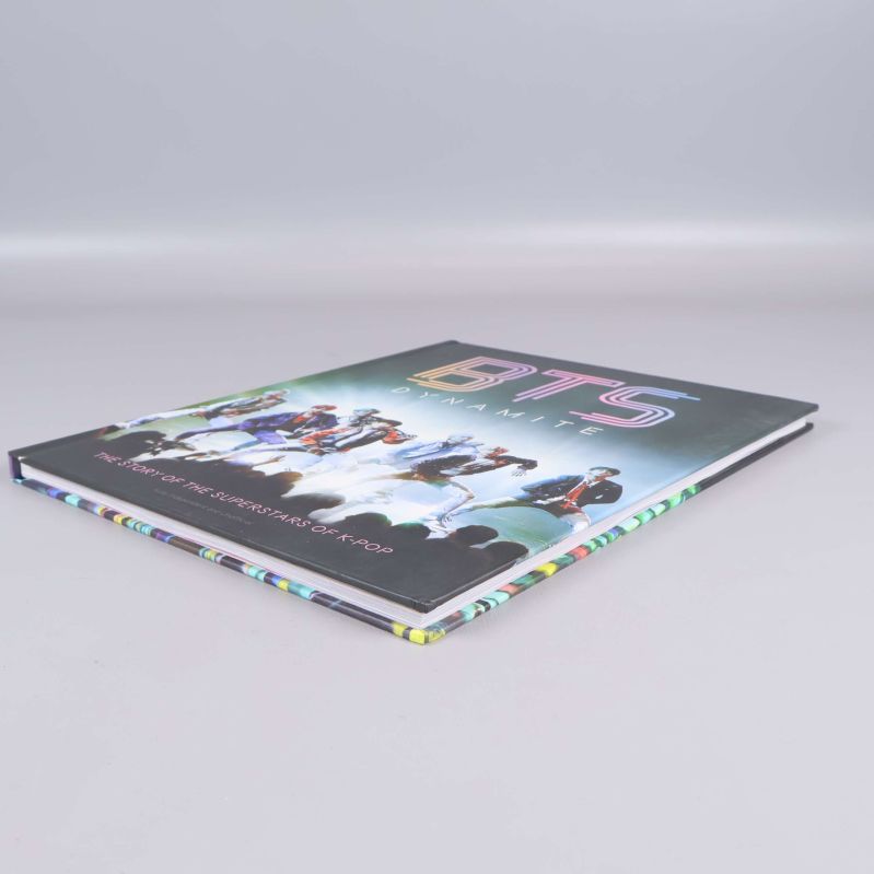 Boken BTS Dynamite snett ovanifrån med färgglad kant