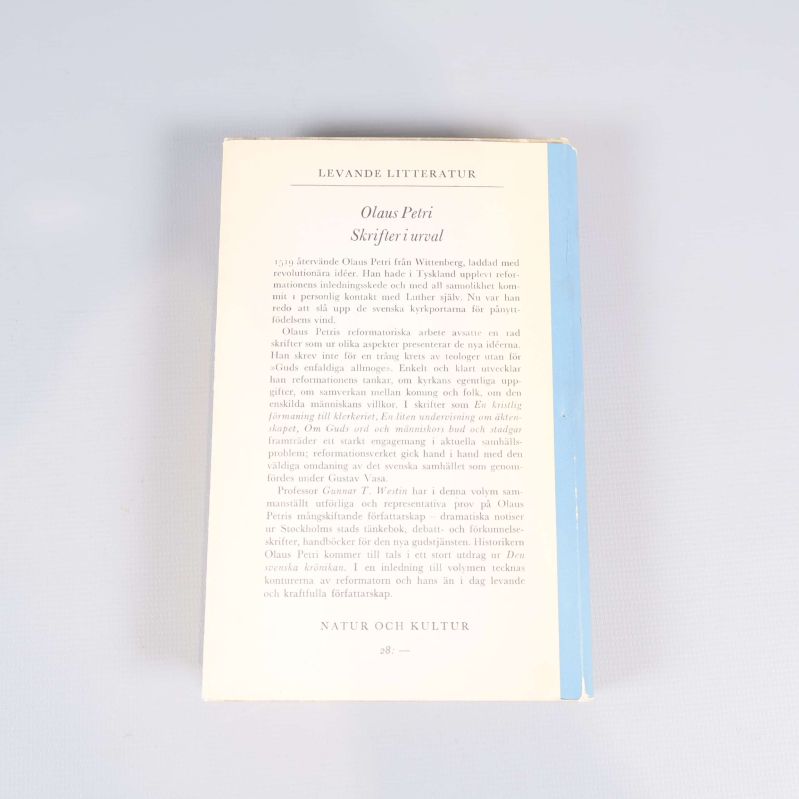 Baksida med text om Olaus Petri och bokens innehåll
