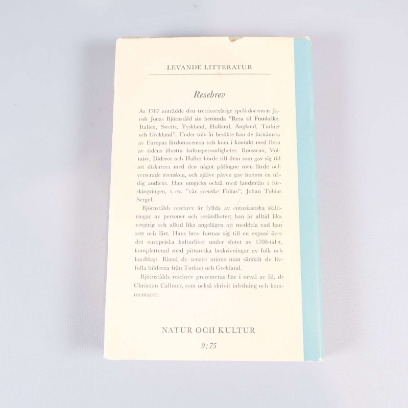Baksida med beskrivande text om boken Reseberäv