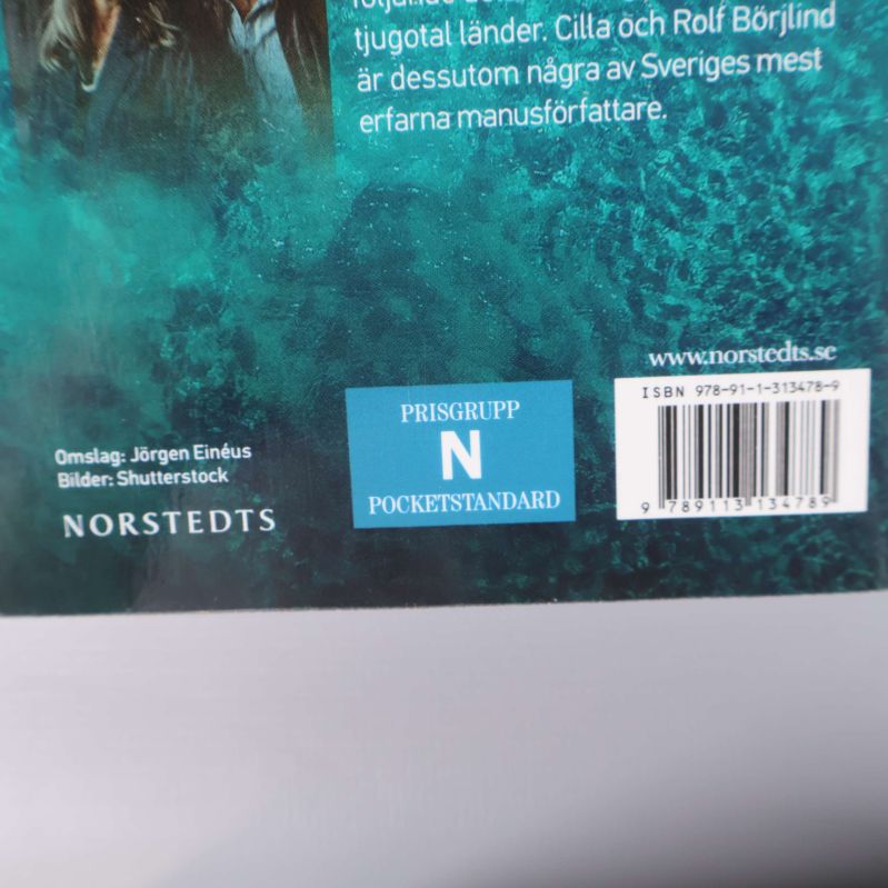 Närbild av baksida med ISBN och prisgrupp N