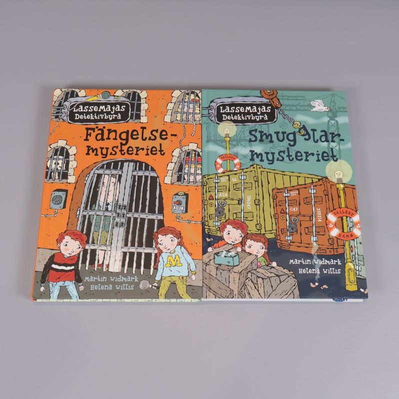 Två barnböcker ur LasseMajas detektivbyrå, färgglada omslag med illustrationer