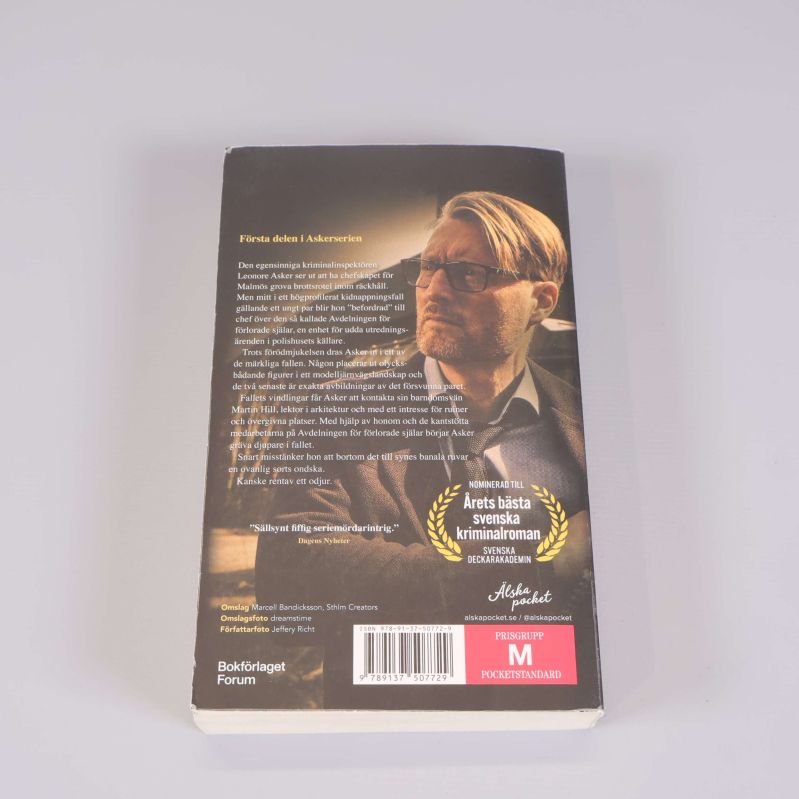 Baksidan av boken Bortbytaren med bild på författaren och kort beskrivning