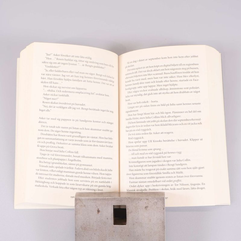 Uppslagen bok med text på båda sidor, visar sidlayout