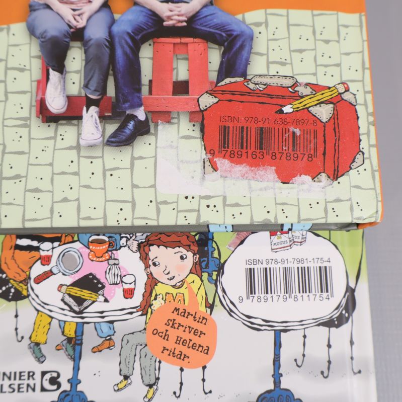 Närbild på baksida med synliga ISBN för båda böckerna