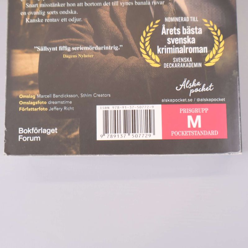 Närbild på baksidan av boken med ISBN och streckkod
