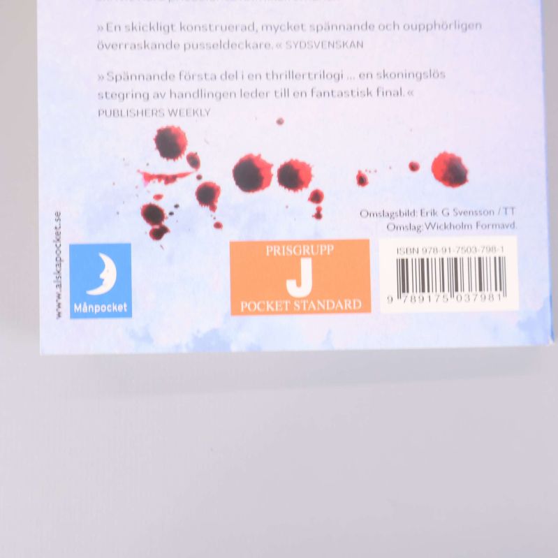 Närbild på bokens baksida med synlig ISBN och logotyper
