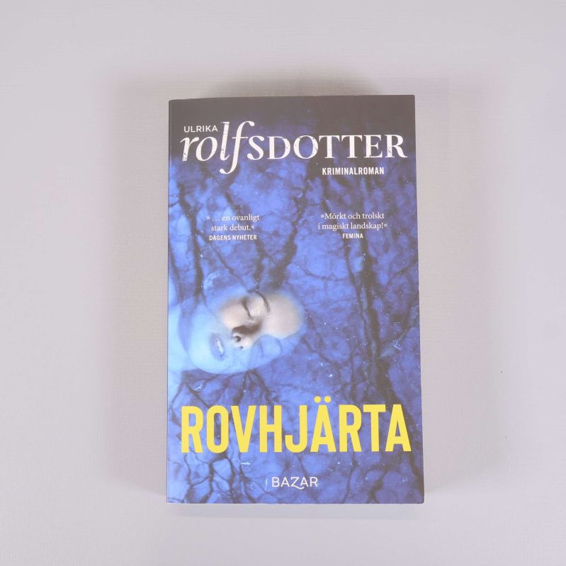 Framsida av boken Rovhjärta med blått omslag och gul titeltext