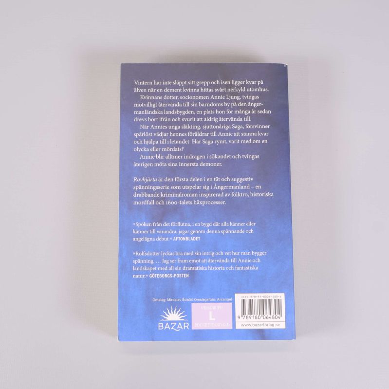 Baksida av Rovhjärta med baksidestext och ISBN-nummer