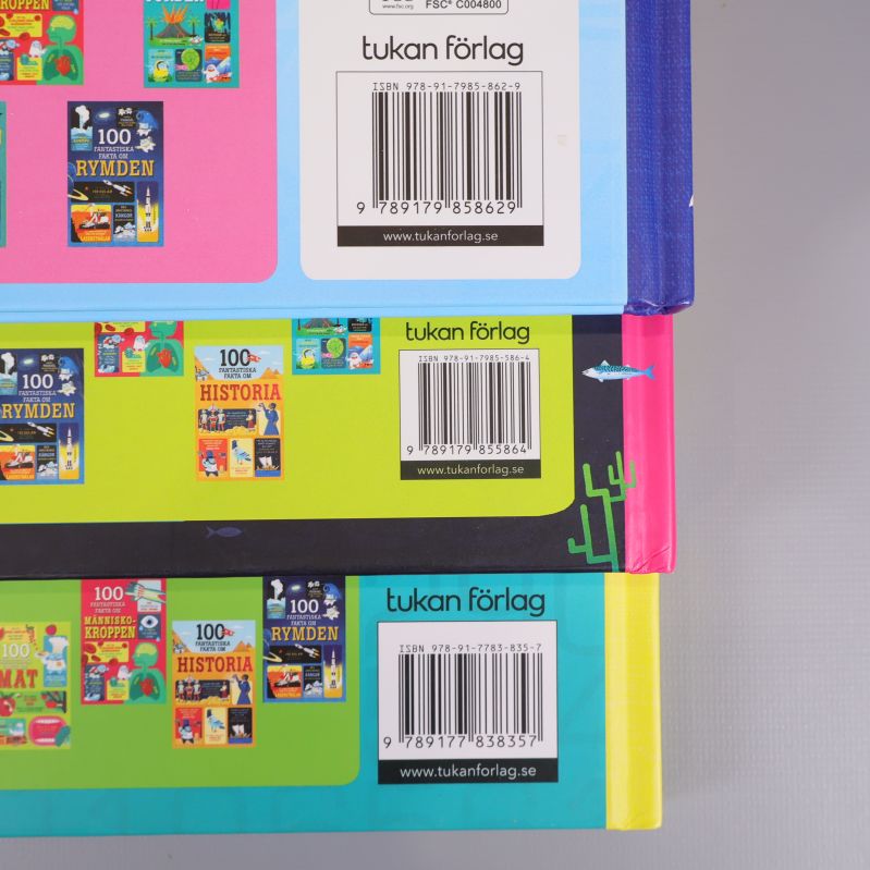 Närbild på böckernas baksidor med synliga ISBN och färggranna motiv