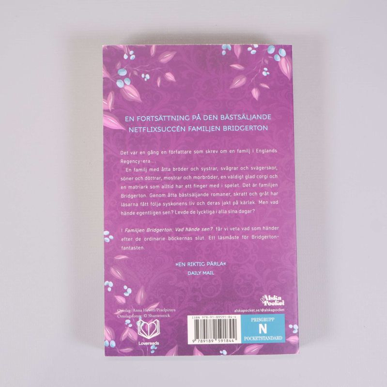 Baksida av pocketbok med bokbeskrivning och ISBN-nummer