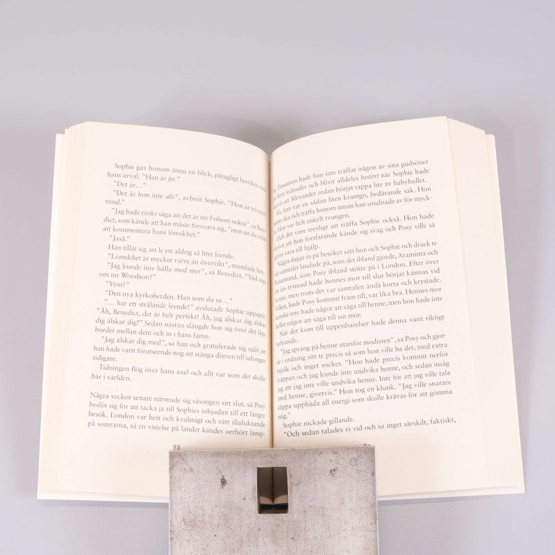 Uppslaget inuti boken med svensk text och tydlig typografi