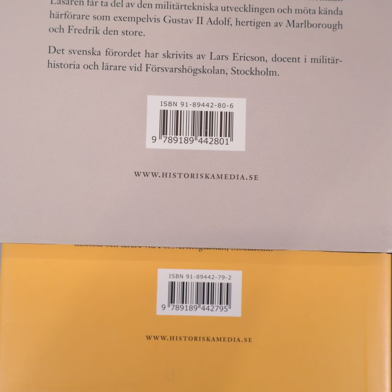 Närbild på två baksidor med ISBN-nummer