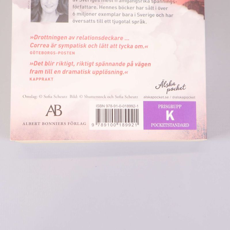 Närbild på baksidan av Innan molnen kommer med ISBN och förlagsinformation