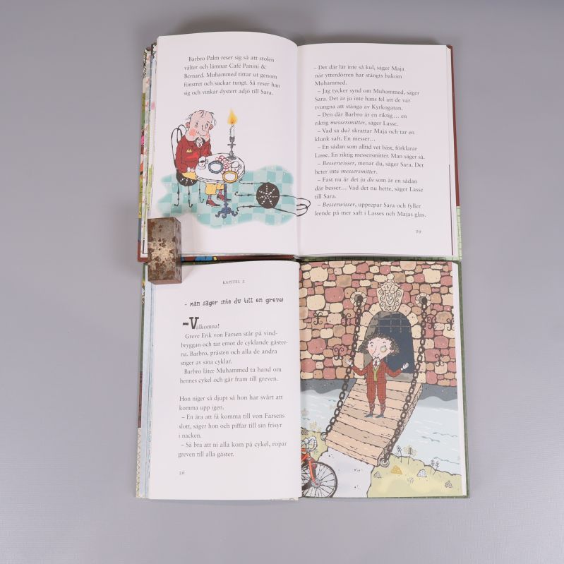 Uppslag ur båda böckerna med svartvit text och färgglada illustrationer