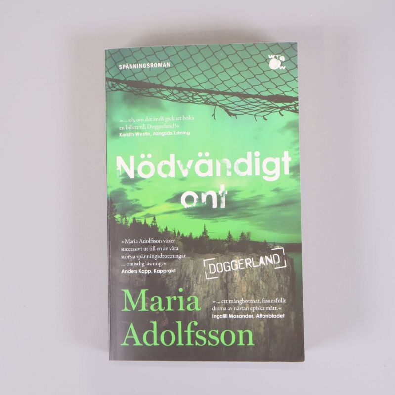 Framsida av pocketbok Nödvändigt ont av Maria Adolfsson med grönt omslag