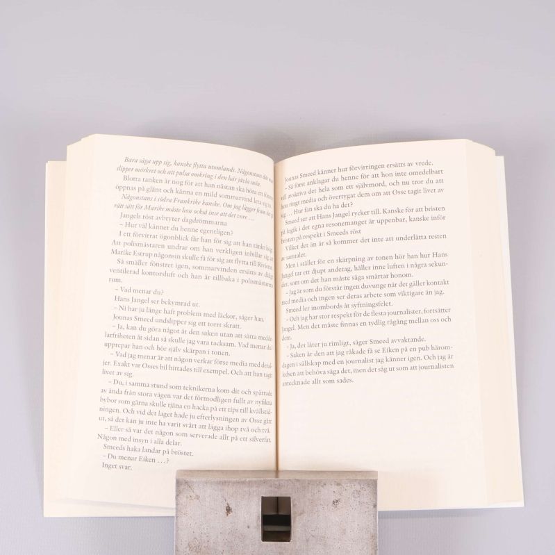 Uppslag inuti pocketbok Nödvändigt ont med text på båda sidor