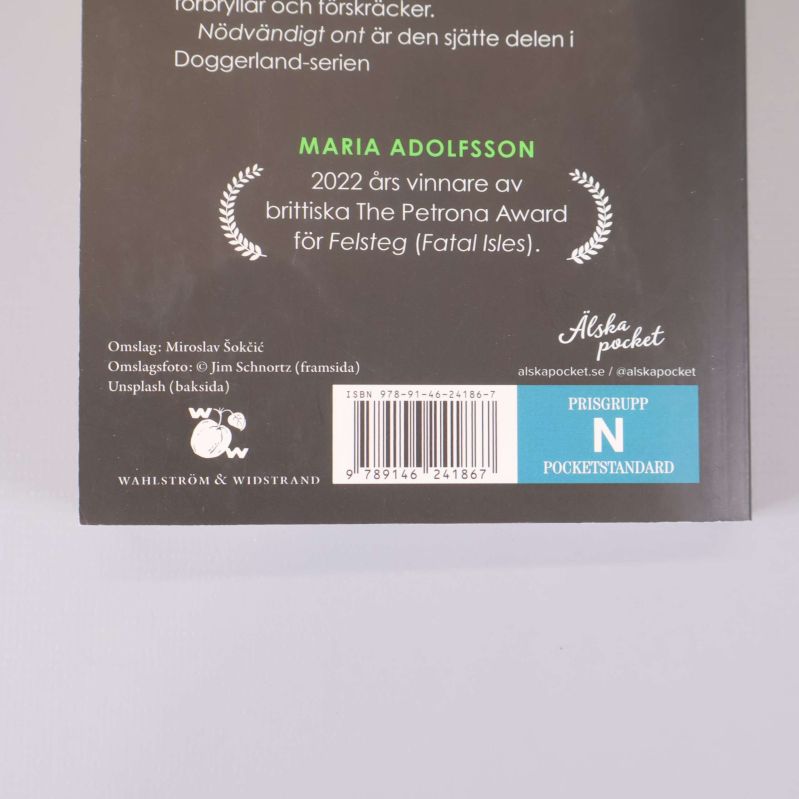 Närbild på baksidan av pocketbok Nödvändigt ont med ISBN-nummer