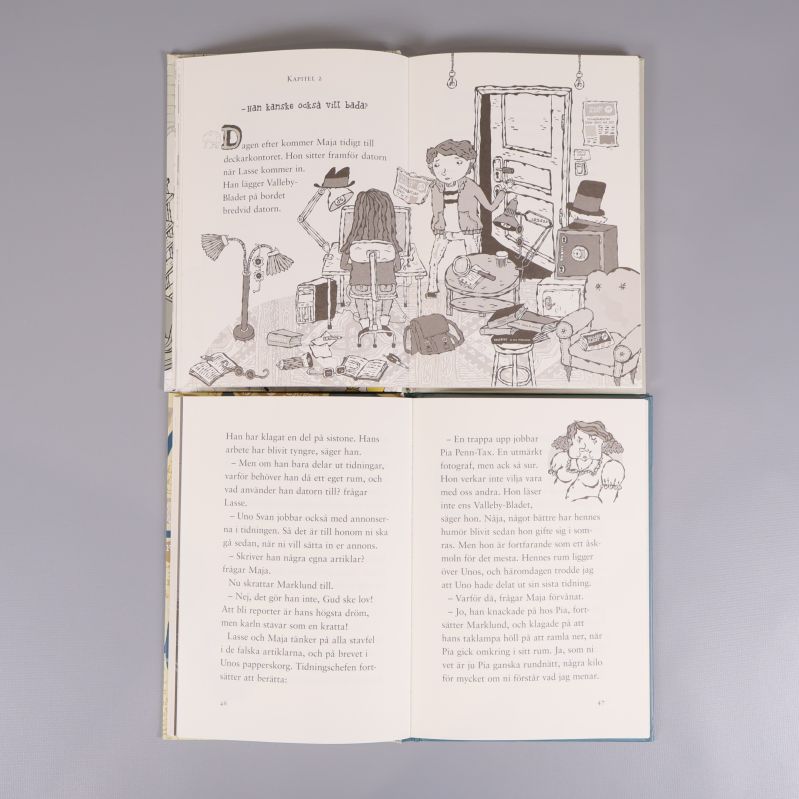 Uppslag ur böckerna med svartvita illustrationer och löpande text