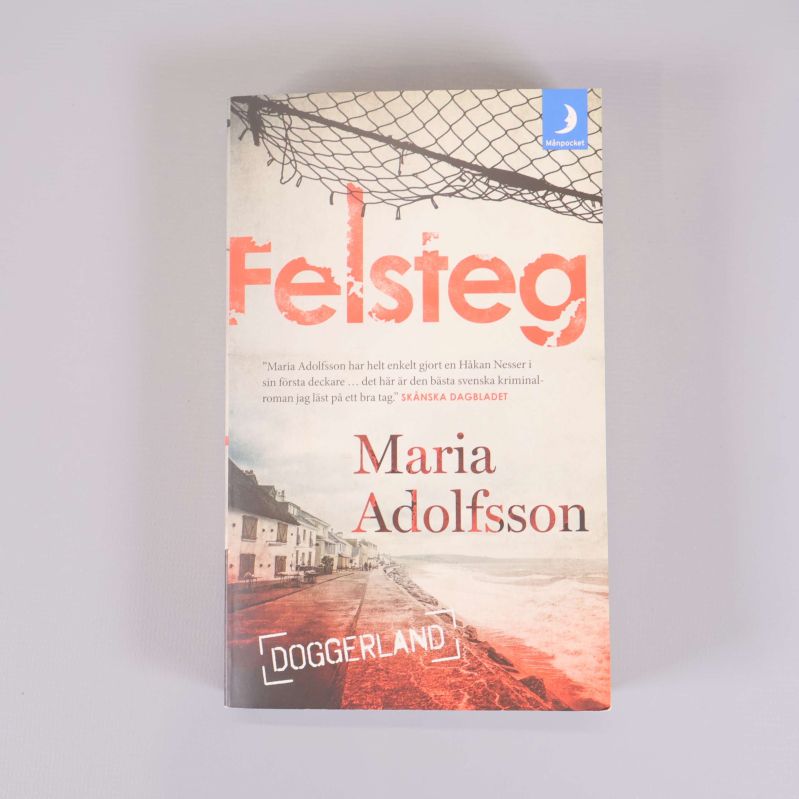 Framsidan av pocketboken Felsteg av Maria Adolfsson med rött och beige omslag
