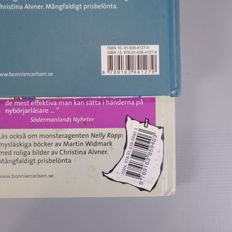 Närbild på två ISBN-etiketter på baksidan av böckerna