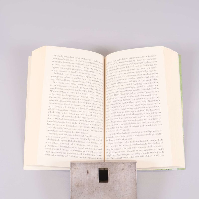 Uppslagen bok Felsteg med tydlig och lättläst text