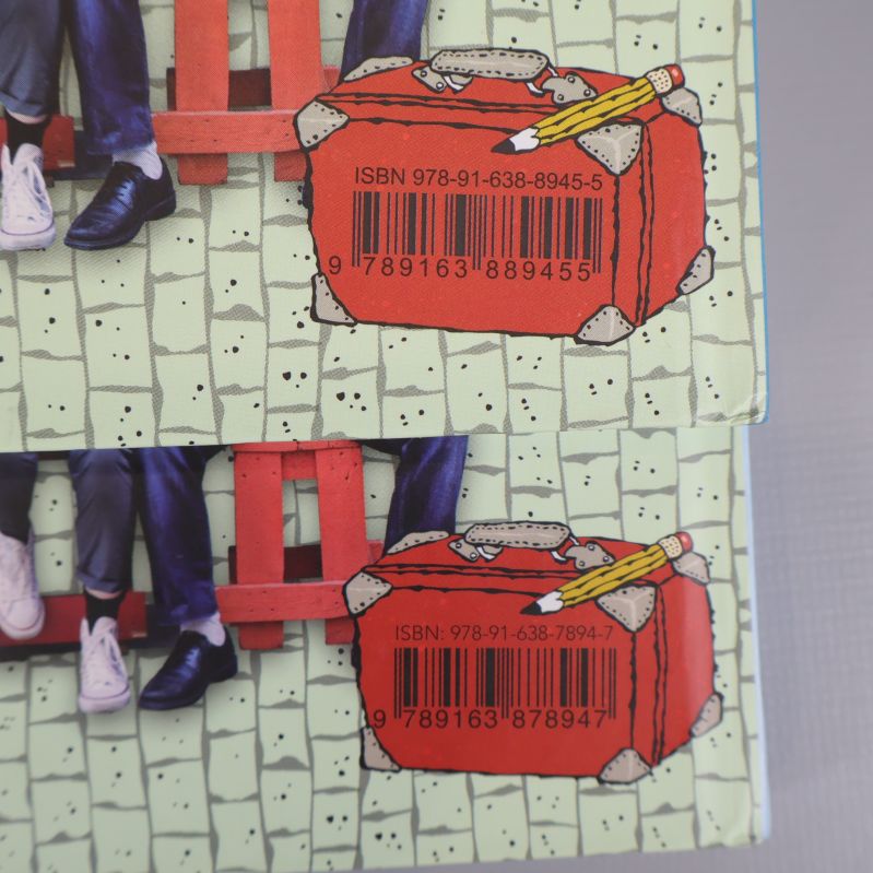 Närbild på ISBN-streckkoder från båda böckernas baksidor