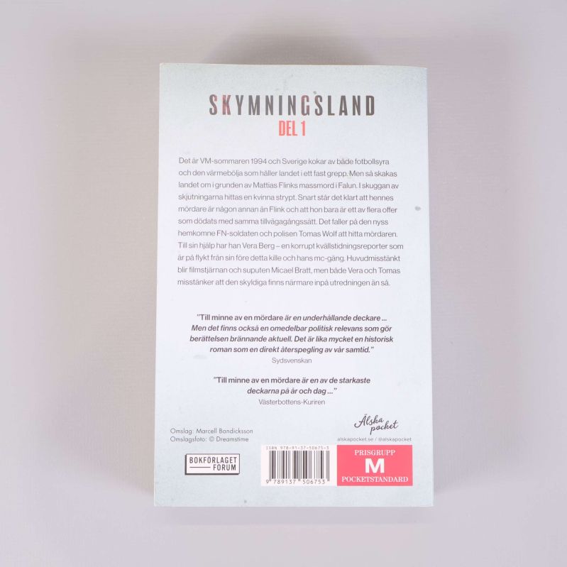 Baksidan av pocketbok Till minne av en mördare med beskrivning och recensioner