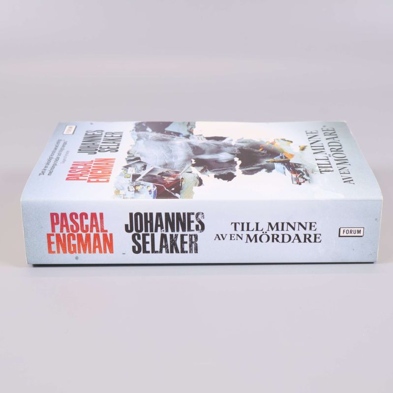 Rygg på boken Till minne av en mördare med tydliga författarnamn