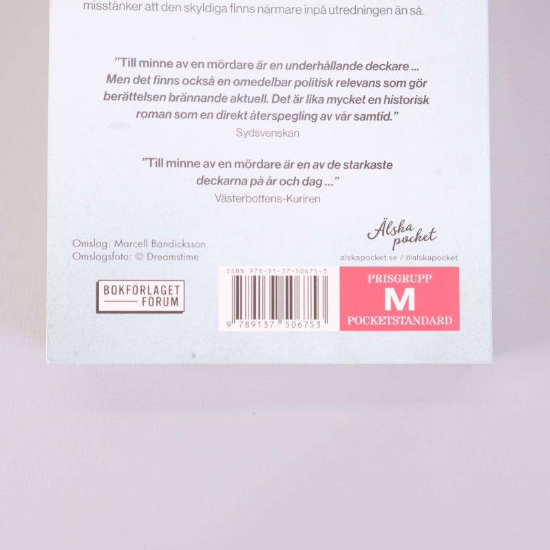 Närbild på baksidans nedre del av pocketboken med förlagslogo och ISBN-nummer