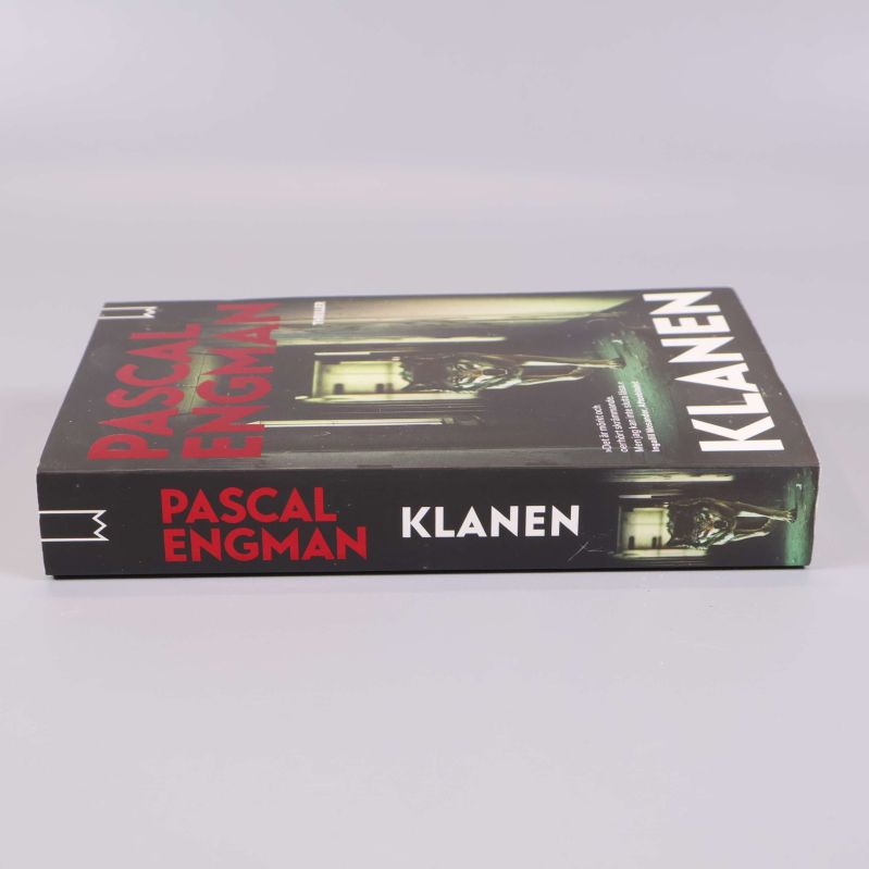 Klanen av Pascal Engman sedd från sidan med titel och författarnamn på ryggen