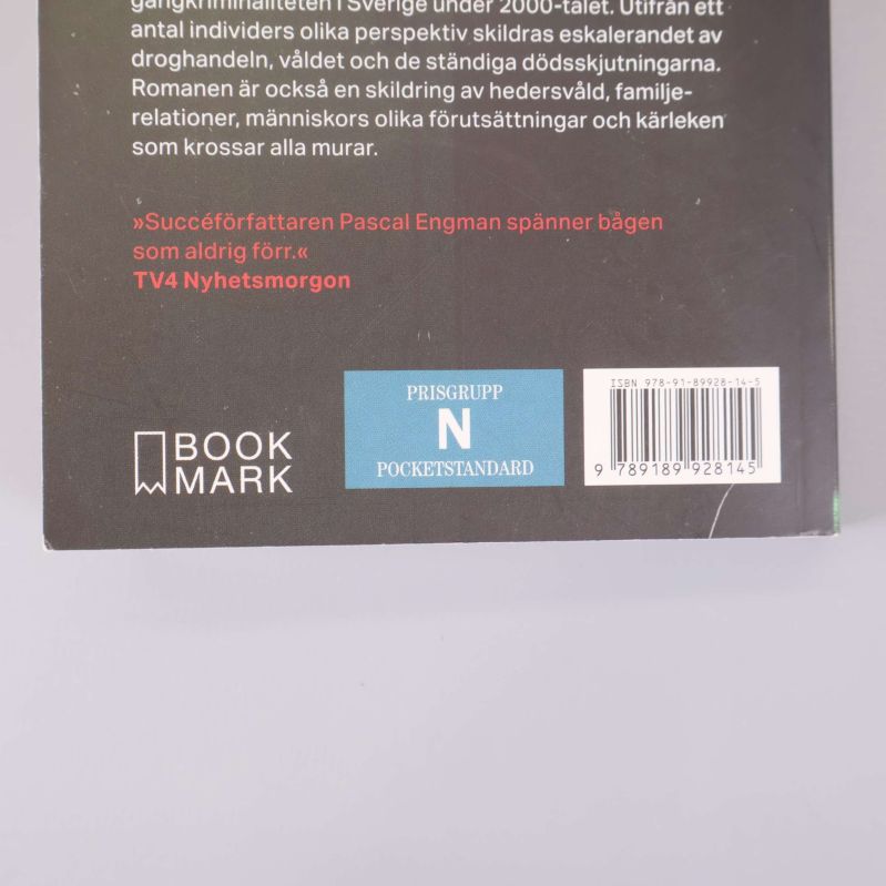 Detaljbild på baksidan med ISBN 978-91-8928-14-5 och streckkod för Klanen