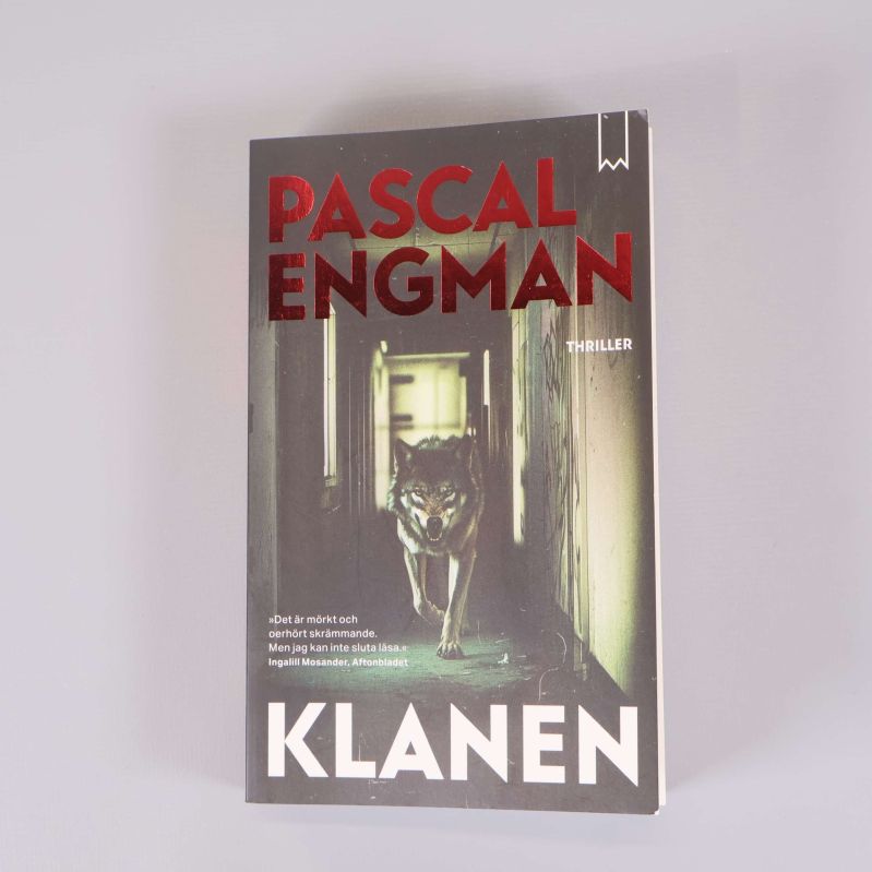 Framsidan av pocketbok Klanen av Pascal Engman med varg på omslaget