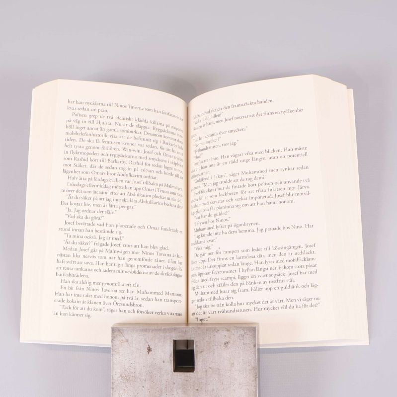 Detalj av baksidan på pocketboken Klanen med ISBN och förlag