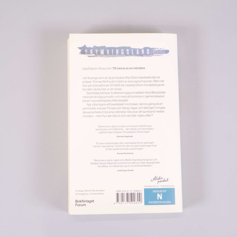 Baksida av Skammens väg med bokbeskrivning och ISBN-nummer synligt