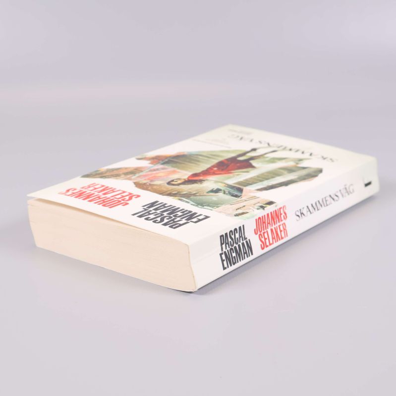 Skammens väg i sned vinkel, visar bokens tjocklek och pocketformat