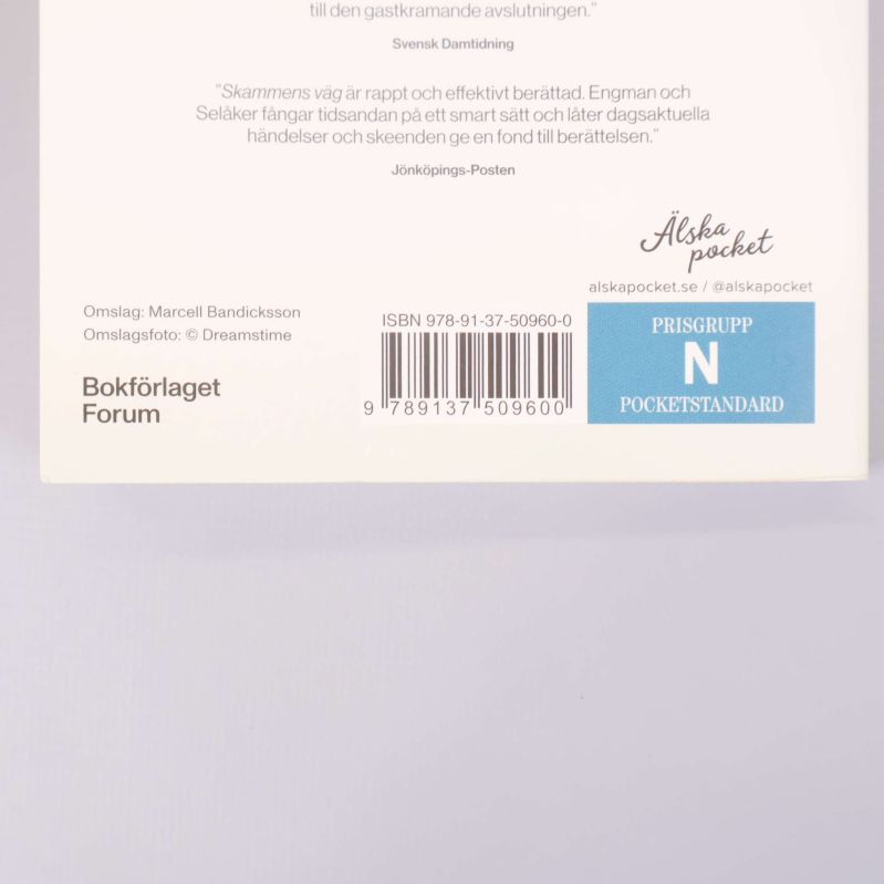 Närbild av baksidan med ISBN 978-91-37-50960-0 synligt