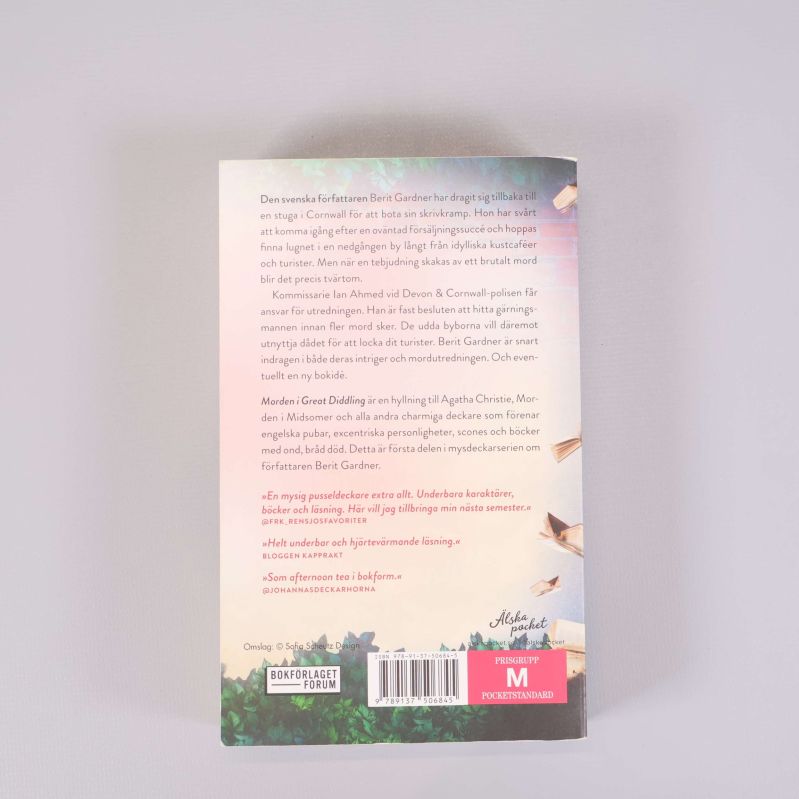 Baksida av boken Morden i Great Diddling med recensioner och sammanfattning