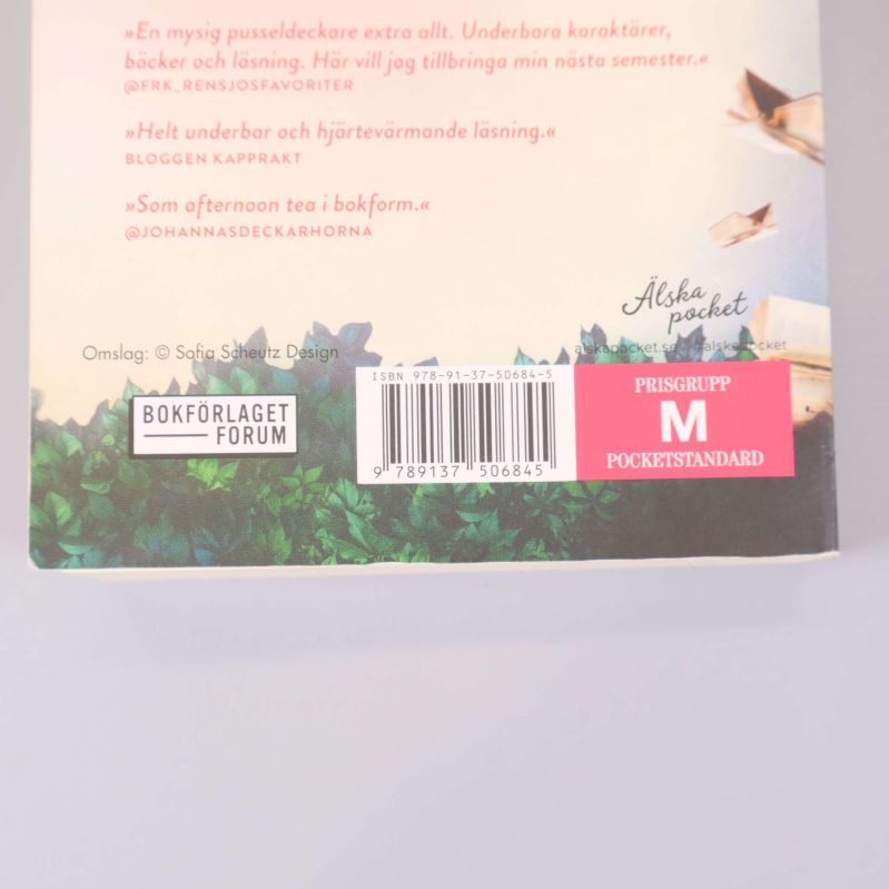 Närbild på bokens baksida med ISBN och streckkod