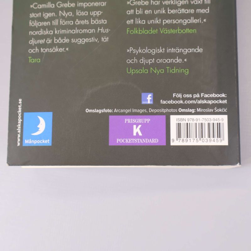 Närbild av baksida med ISBN-nummer och information om Dvalan