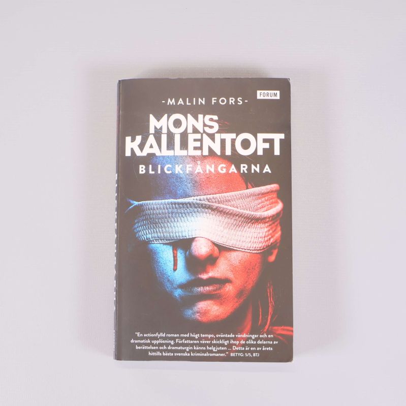 Framsidan av Blickfångarna av Mons Kallentoft med färgstarkt omslag och ansikte med ögonbindel