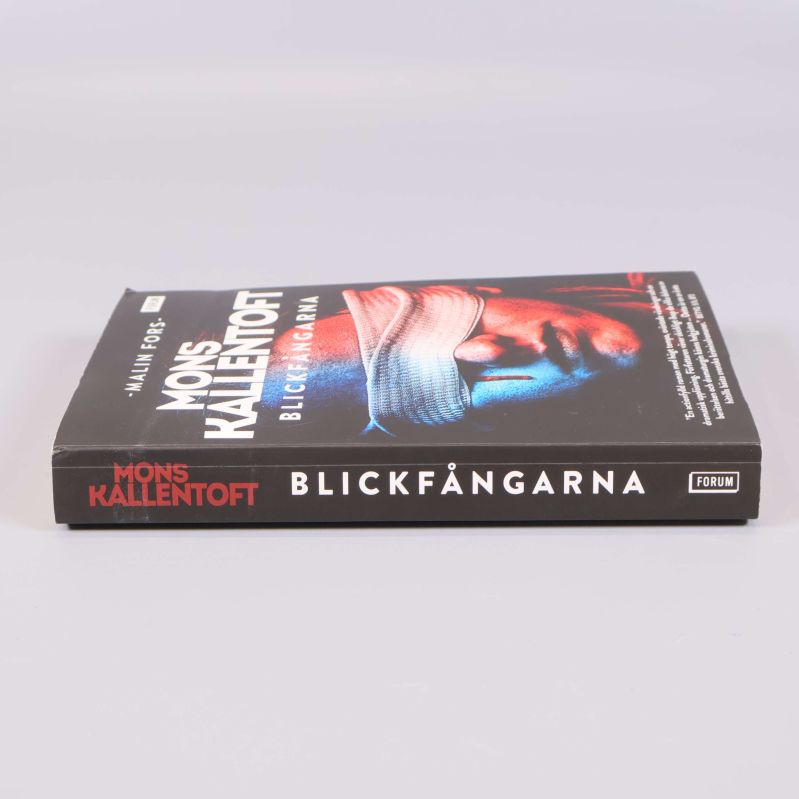 Ryggen av Blickfångarna pocketbok, tydlig titel och författarnamn